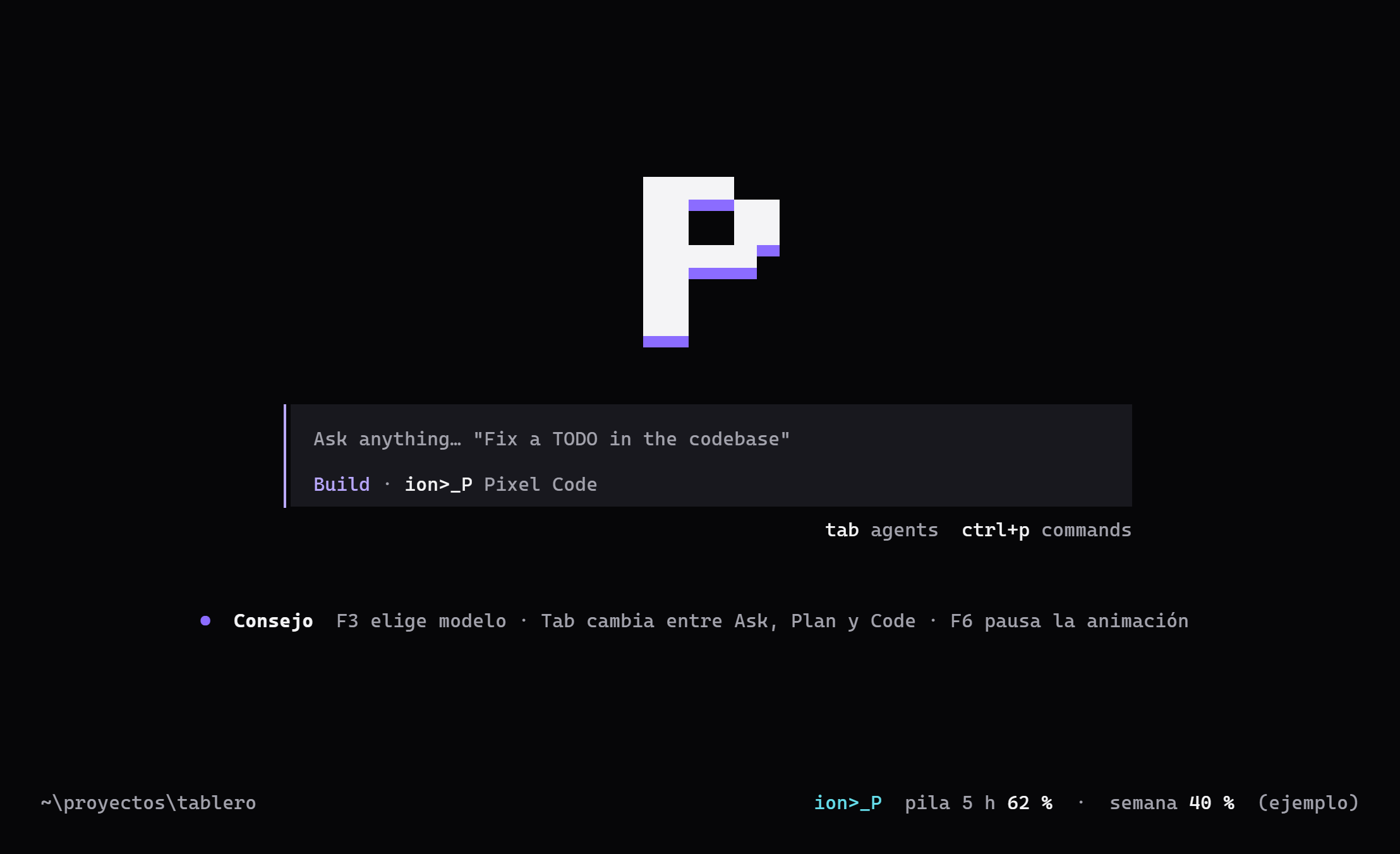 Pixel Code al abrirse: la P grande, el prompt y un consejo en español